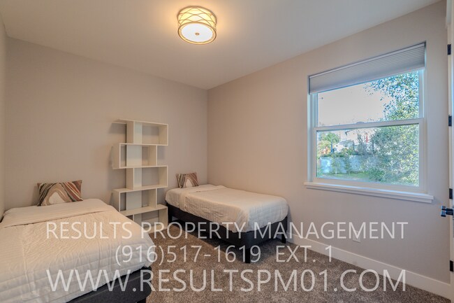 Building Photo - Stunning luxury custom home! 4 bedrooms heart of Fairoaks