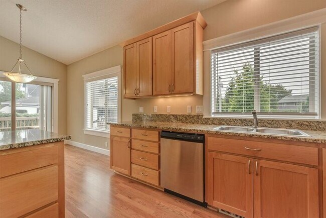 Building Photo - Move In Ready One Level Vaulted Ceiling Home Close to Pacific University!