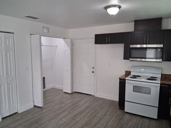 Building Photo - 2802 N 34th St
