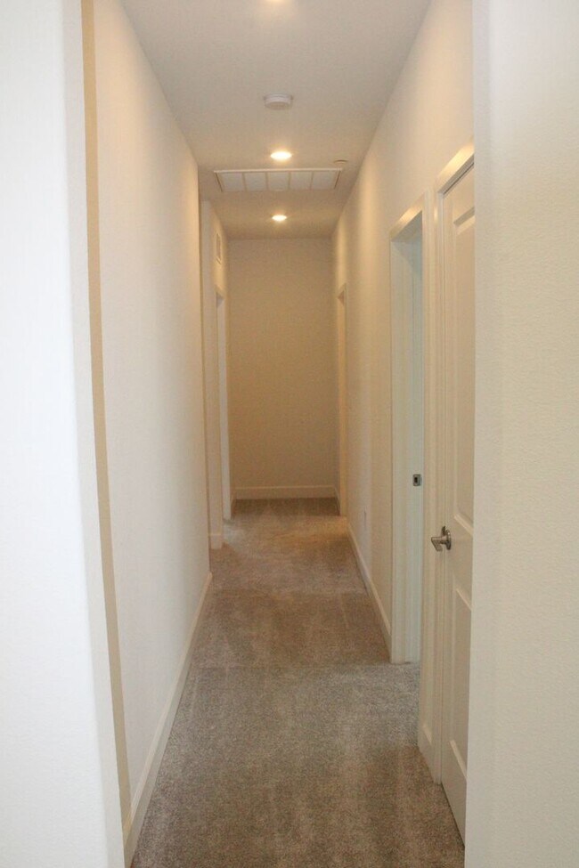 Building Photo - ***PENDING*** 4 Bedroom / 3 Bath House with Solar in San Marco Community-Close to Bart!