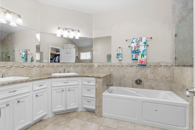 Building Photo - 631 Apache St