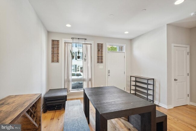 Building Photo - 1246 E Fletcher St