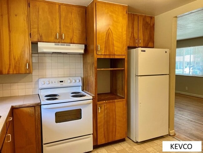 Building Photo - Great Three Bedroom, Close to Everything!