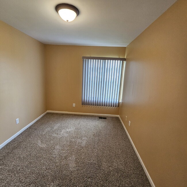 Building Photo - 2 Bedroom, 1.5 Bathroom Townhouse. Large L...