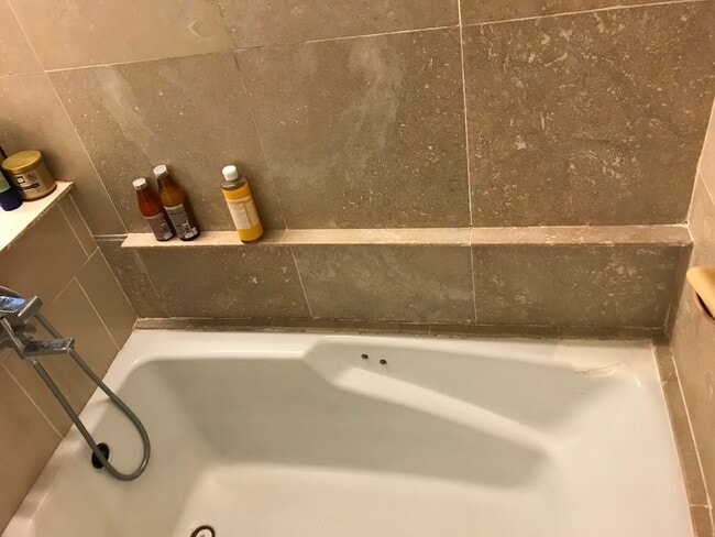 Soaking tub with shower - 7964 Glenties Ln
