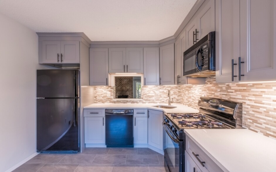 Building Photo - 1101 Doolittle Dr