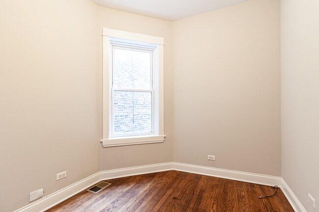 Building Photo - 2509 W Diversey Ave