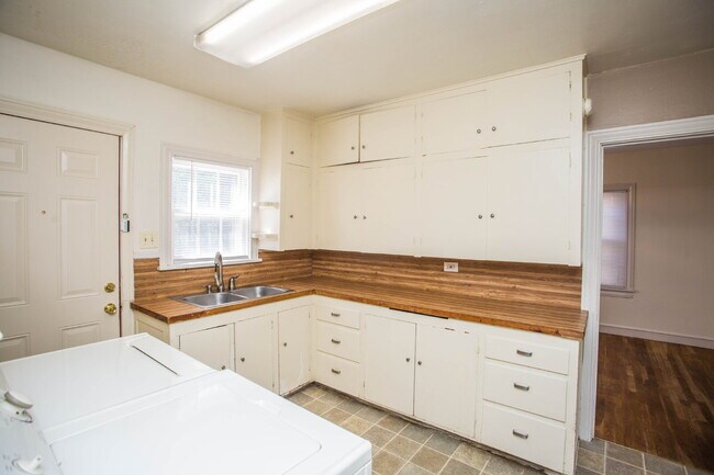 Building Photo - Pre Lease this Tech Terrace Beauty