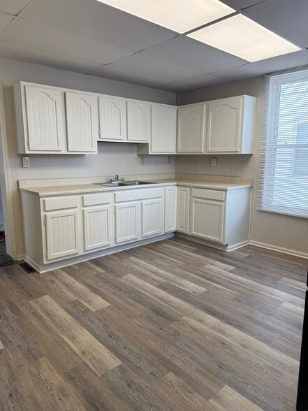 Building Photo - 813 W Saint James St