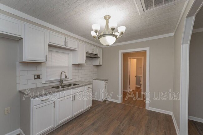 Building Photo - 1973 Battle Row