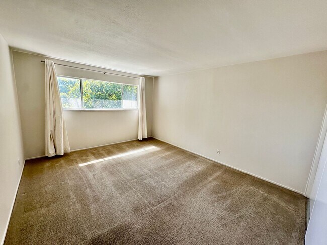 Building Photo - Convenient and Private Townhome