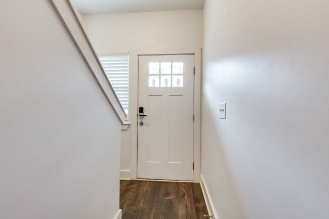 Building Photo - Convenient Nashville Rental Near Percy Pri...