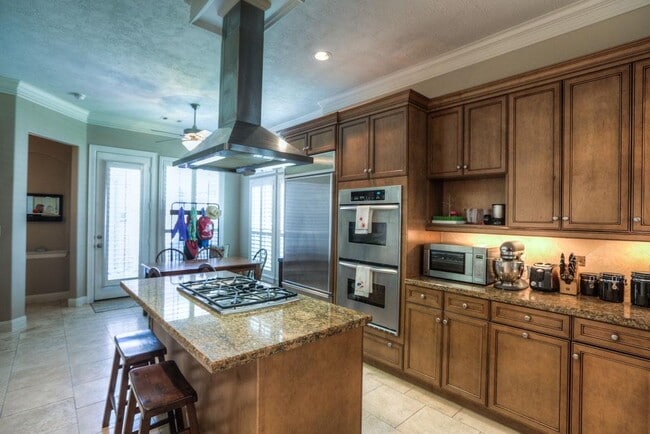 Building Photo - 1043 Memorial Village Dr