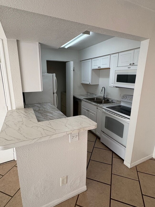 Building Photo - 1/1 Condo for Rent in Fort Myers