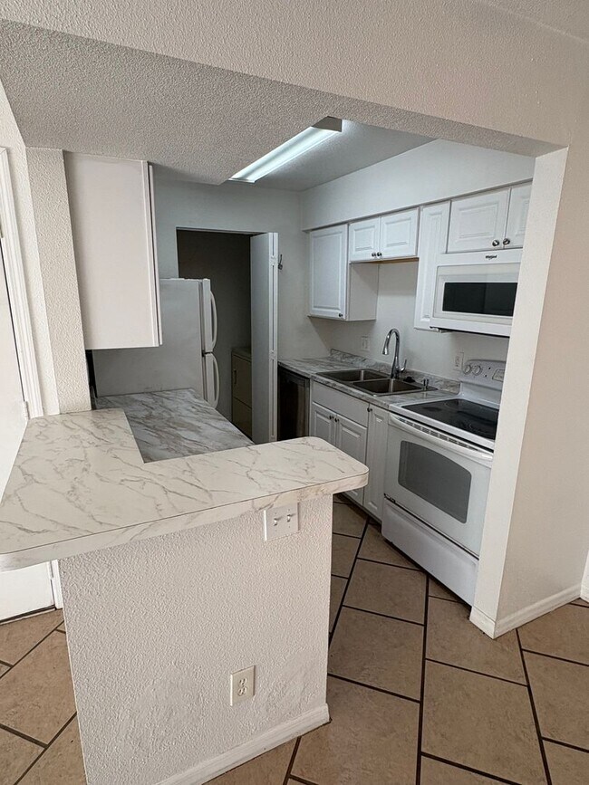 Primary Photo - 1/1 Condo for Rent in Fort Myers