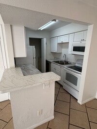 Building Photo - 1/1 Condo for Rent in Fort Myers