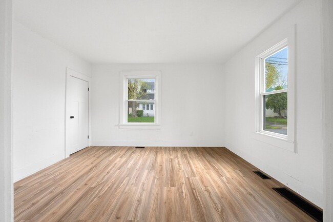 Building Photo - New Listing! 2 bed 1 bath