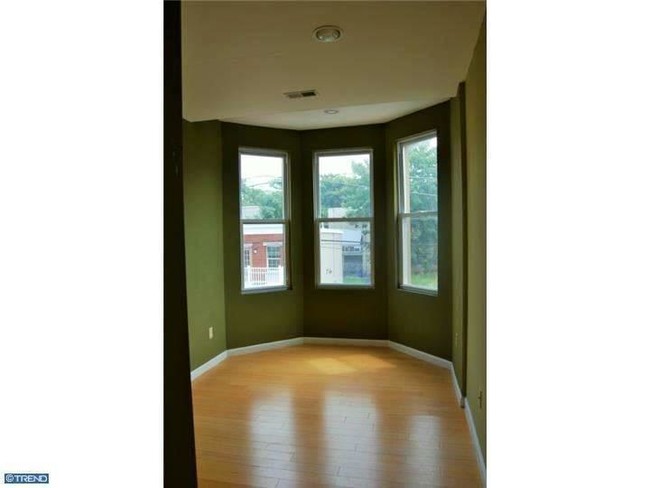 Bedroom 2 with custom closet - 1701 Master St