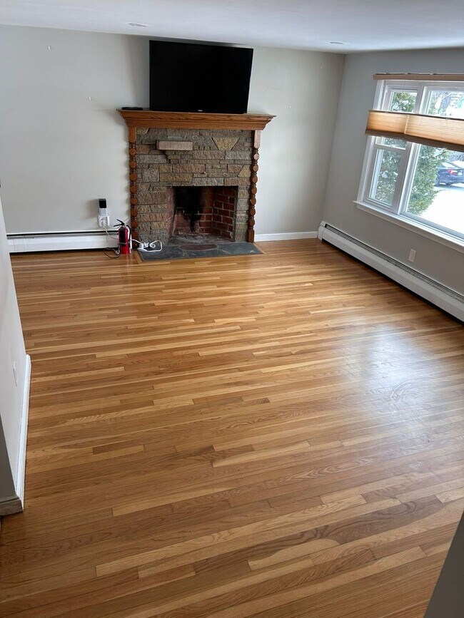 Building Photo - House for Rent in Stoneham!