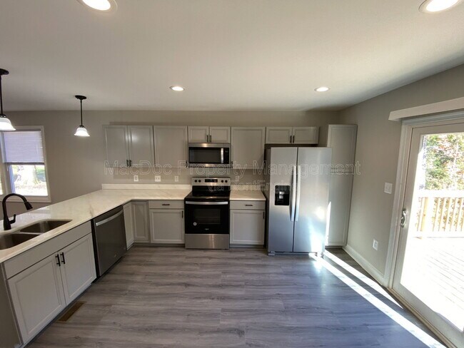 Building Photo - 77 Lakeview Dr