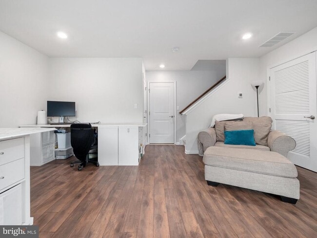 Building Photo - 131 Edgewater Ct