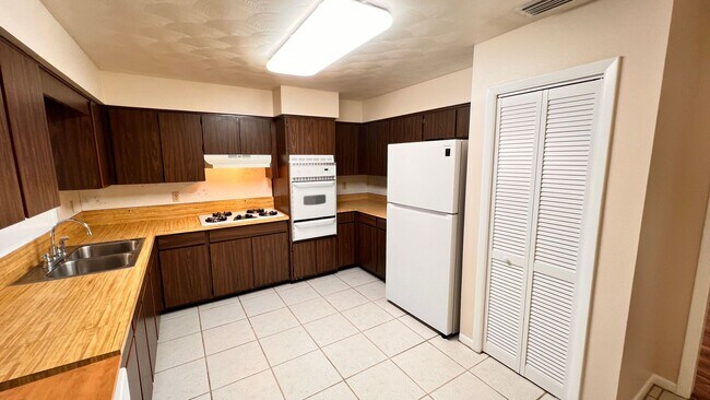 Building Photo - Modern Comfort Meets Prime Location – Spac...