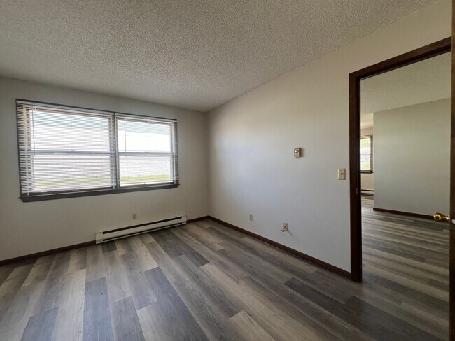 Building Photo - 1 bed 1 bath apartment with LVP flooring