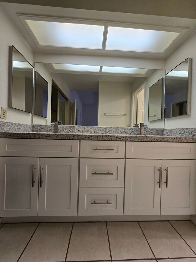 Building Photo - An Amazing Henderson 3 Bedroom Townhome!!