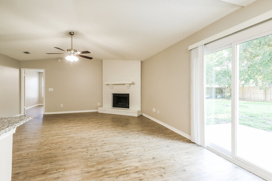Building Photo - 8366 Knotts Landing Dr E