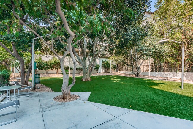 Building Photo - 1155 N La Cienega Blvd