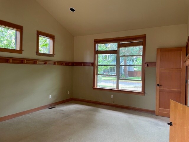 Building Photo - 2548 NW ORDWAY AVE