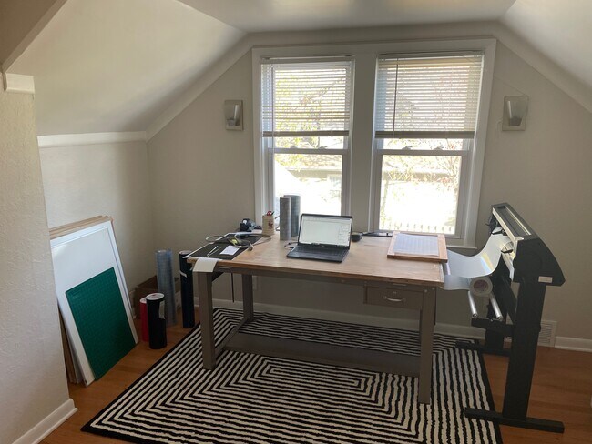 Bedroom/office. - 826 Hall St
