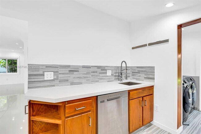 Building Photo - 1104 NE 85th St