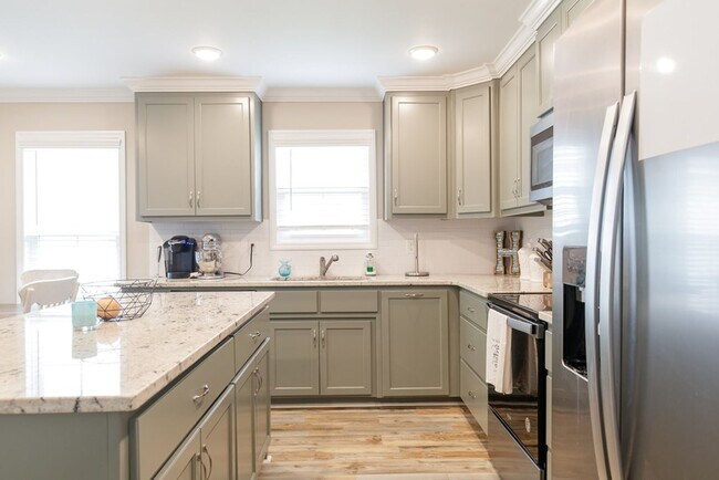 Building Photo - Contemporary 4BR/2BA Home with 2-Car Garage, Spacious Yard, and Close Proximity to Moody Air Forc...