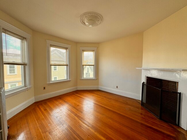 Building Photo - 144 Hillside St