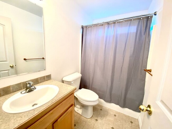 Building Photo - 3 Bed 2 Bath Single Level Home with 3 Car ...