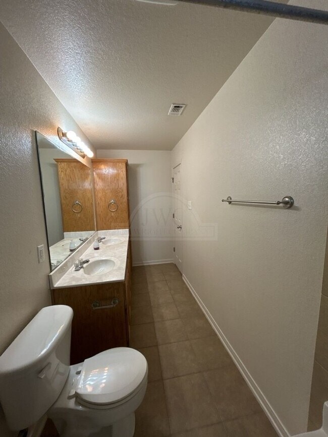 Building Photo - 1405 Cinch