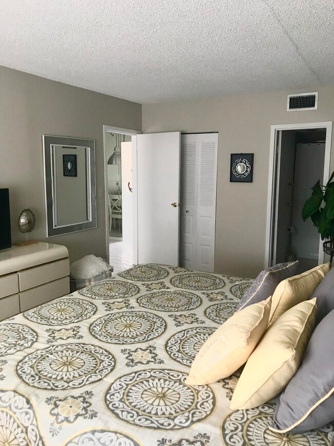 Building Photo - 1010 Country Club Dr