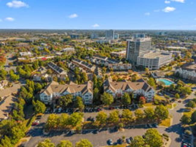 Building Photo - Charming 2 Bed + Office Condo in the Heart...