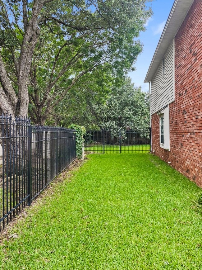 Building Photo - Beautiful 2 Story Home with Greenbelt Views!