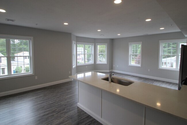 Building Photo - 316 Commercial St