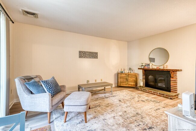 Building Photo - 10 Deepwood Dr