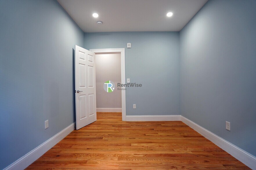 Building Photo - 374 Oxford St