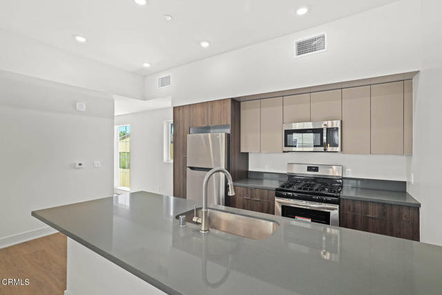 Building Photo - 834 N Fair Oaks Ave