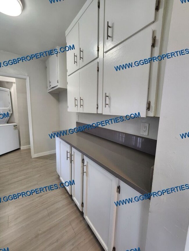 Building Photo - ** Self Guided Tour **Belmont Shores Updat...