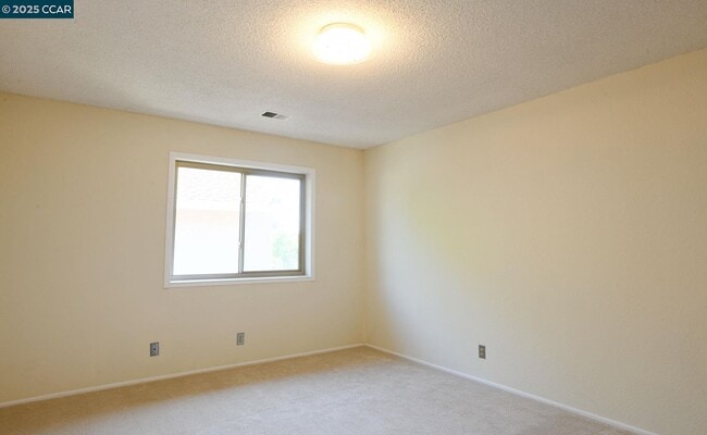 Building Photo - 555 Willow Ct
