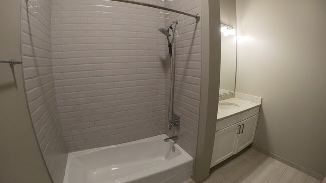 Building Photo - 2050 N Clark St