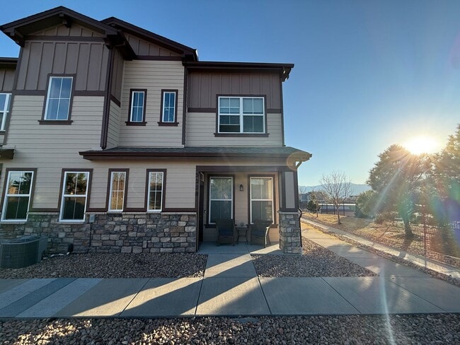 Building Photo - Gorgeous 2 Bed 3 Bath Townhome Right off the Powers Corridor!!