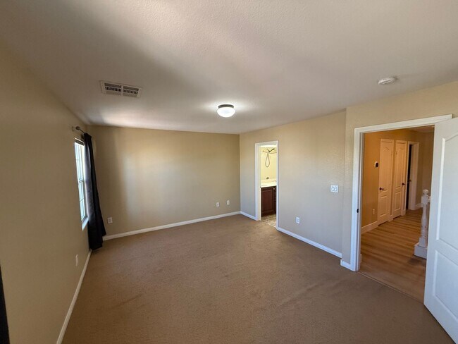 Building Photo - Beautiful 2-Story Townhome in Gated Area w...