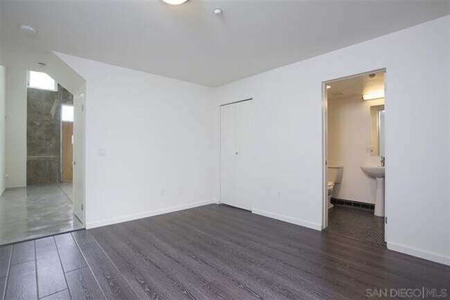 Building Photo - 5-Story UNIQUE Industrial Townhome - 3BD/4BA - w/ Open Floor Plan, Lots of Natural Light! - Secur...